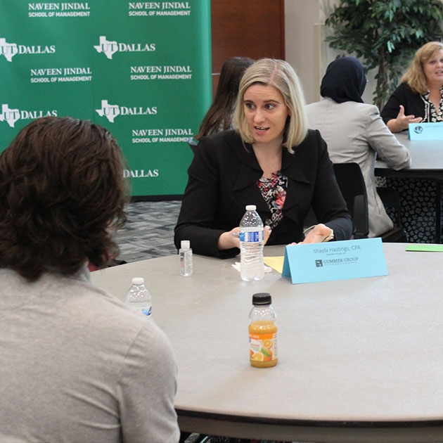Accounting professional Shayla Hastings visits JSOM to talk with students.
