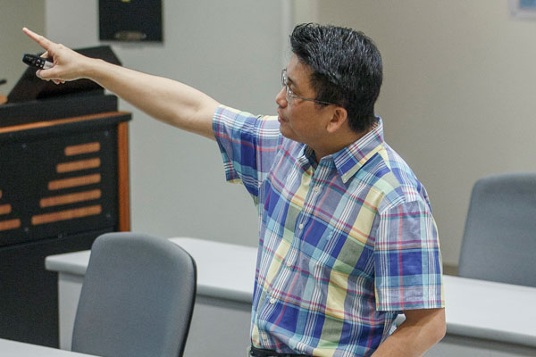 professor Mike Peng leading a class