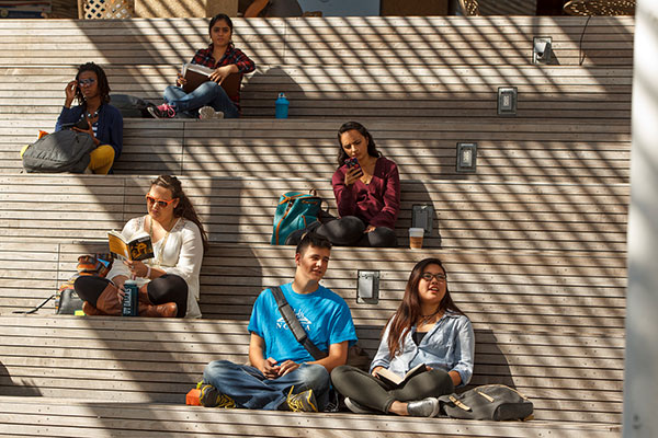 Jindal School students hanging out on the UT Dallas campus