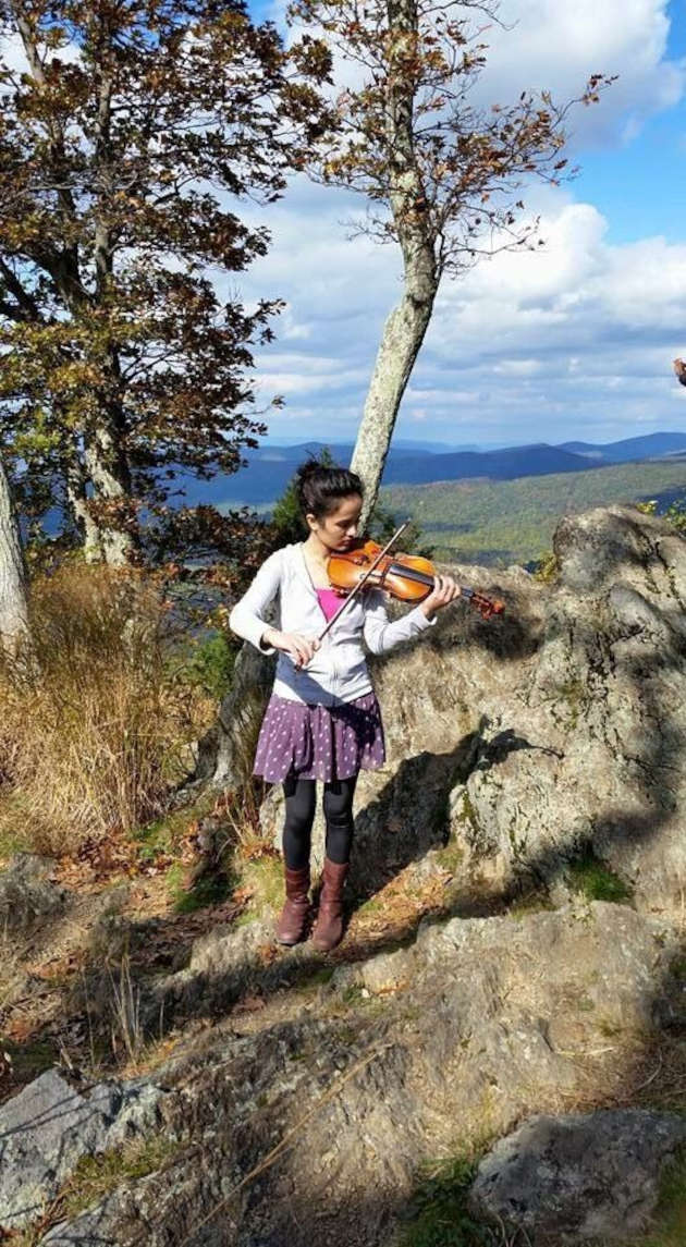 Girl playing violine