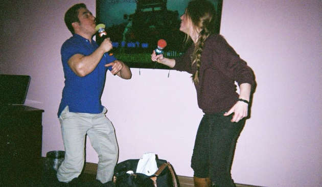 Justin jams out to karaoke with a fellow intern