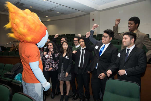 UT Dallas mascot Temoc stands before JSOM students.