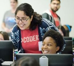 girls coding at Innovate(her) in 2019