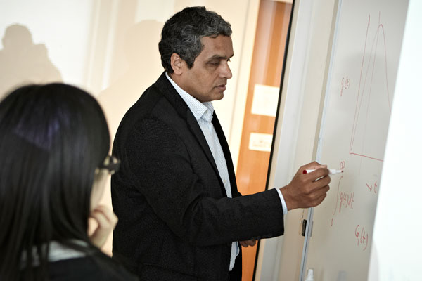 UT Dallas professor Vijay Mookerjee teaching in a phd seminar