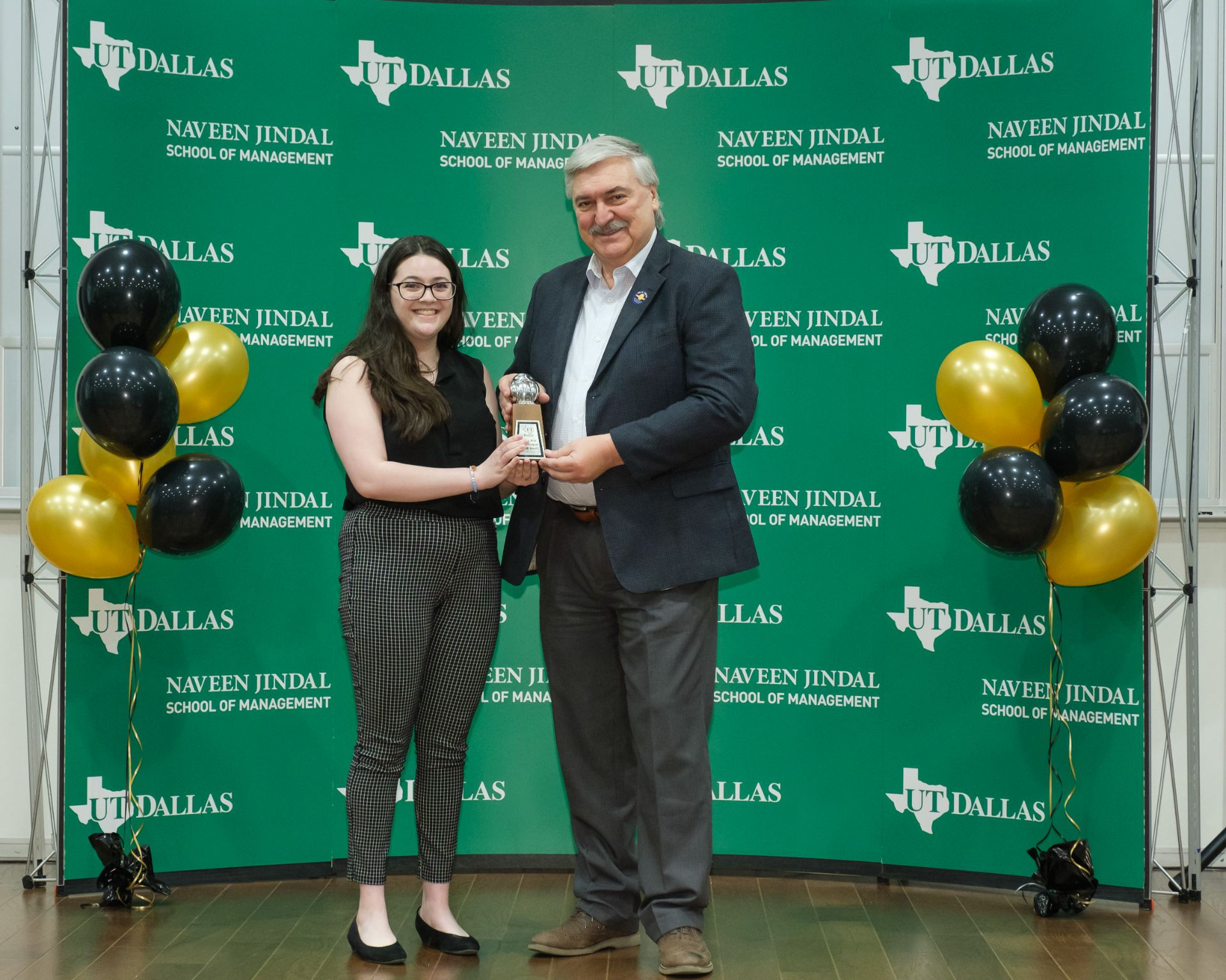 JSOM student Shelia McElroy accepts 2023 Owlie Award for Undergraduate Student of the Year from Dean Pirkul.
