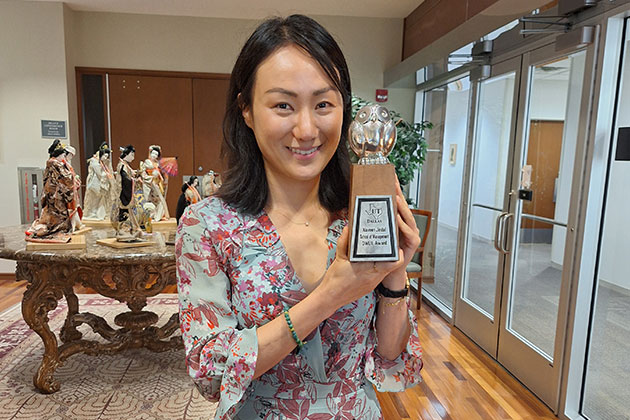 Jennifer Lee accepts 2024 OWLIE award for Undergraduate Faculty of the Year.