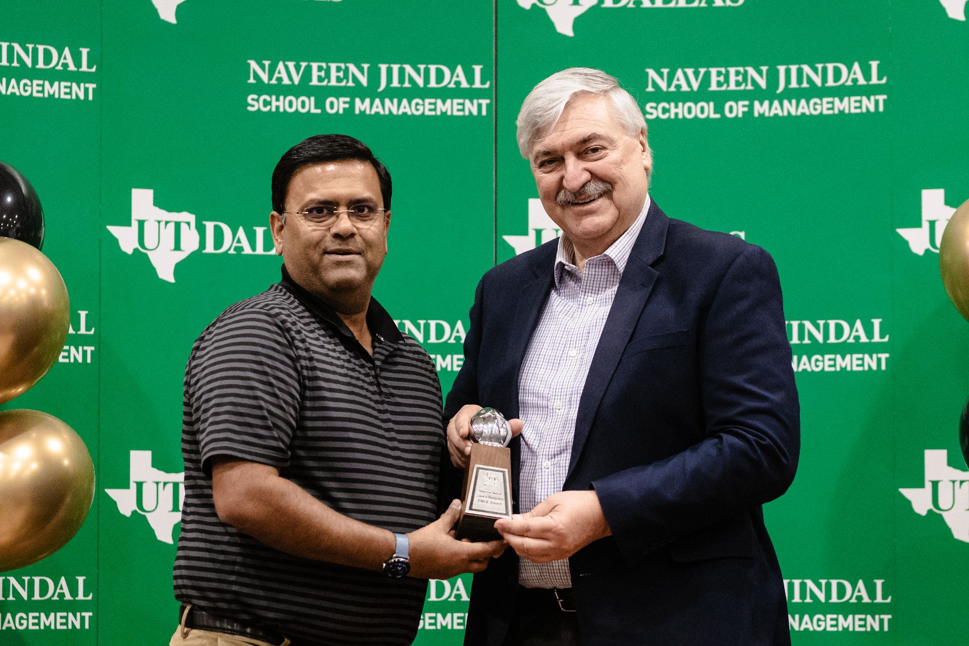 JSOM Dean Pirkul presents Amazing Alum OWLIE award to Pranav Tyagi.