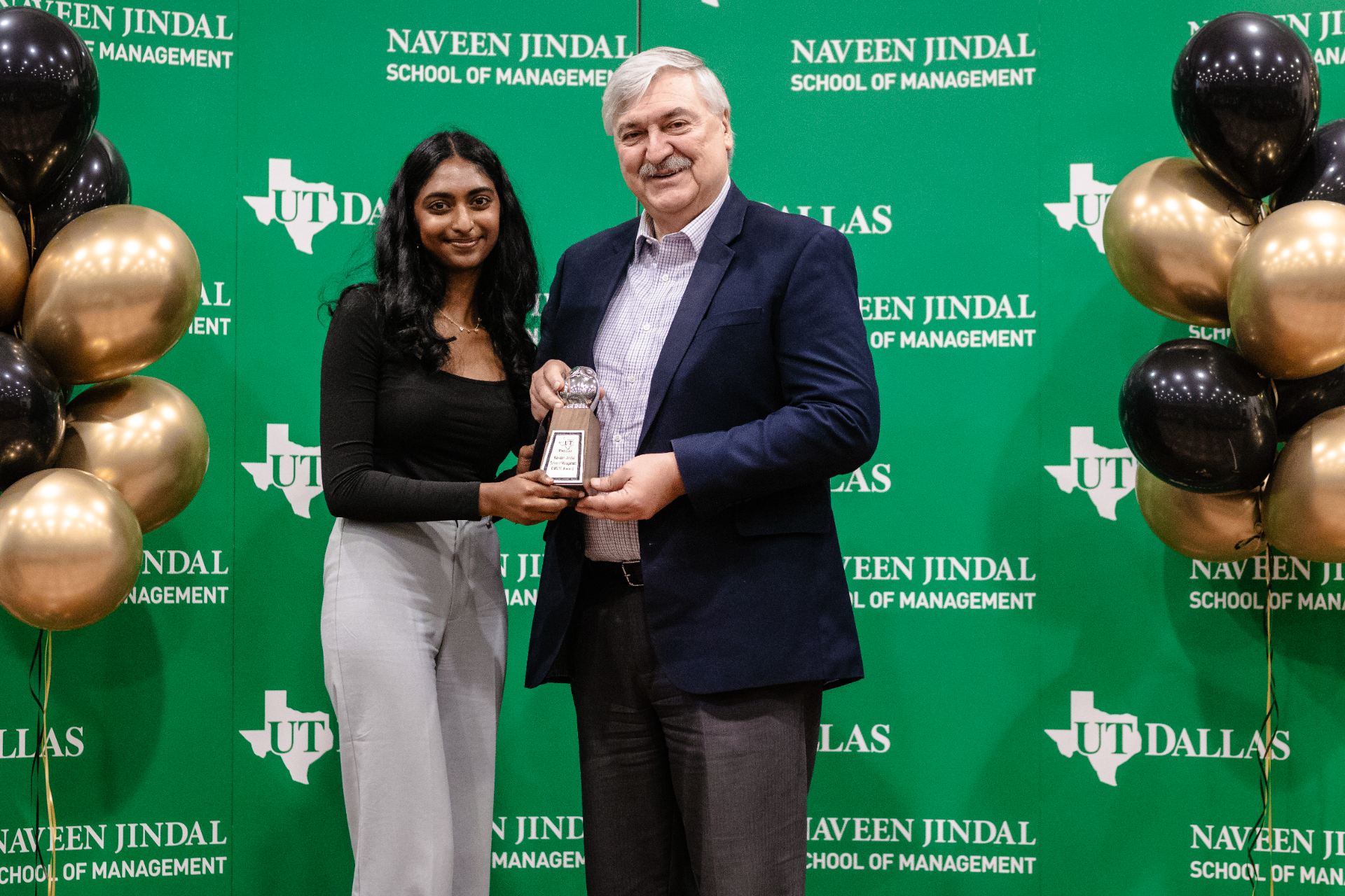 JSOM Dean Pirkul presents Undergraduate Student of the Year OWLIE award to Sapna Krishnan.