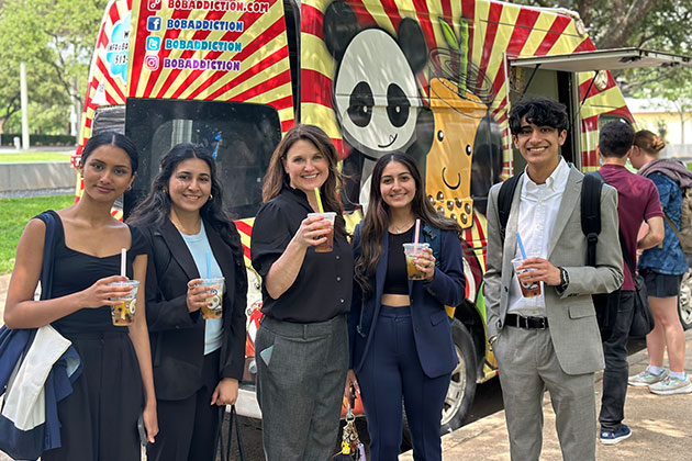 Undergraduate students get Boba tea with Dawn Owens before exam week at JSOM.